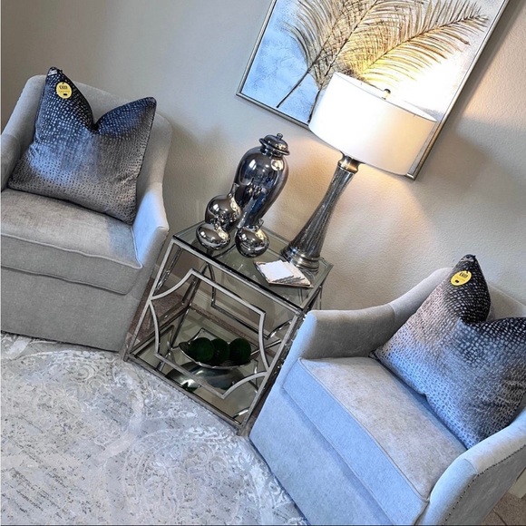 1-NWT CALLISTO HOME DECORATIVE PILLOW (please read
Description for details) - Picture 4 of 11